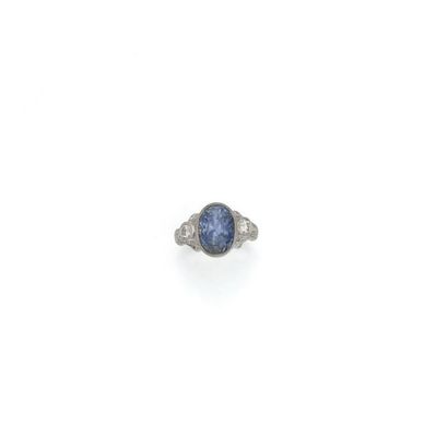 18K (750/1000) white gold ring set with an...