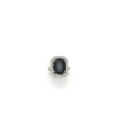 18K (750/1000) white gold ring set with an...