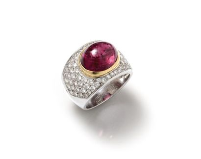 Two-tone 18K (750/1000) gold band ring centered...