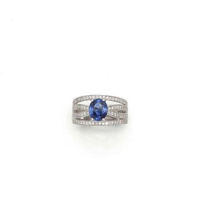 18K (750/1000) white gold band ring decorated...