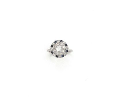 18K (750/1000) white gold ring forming a...