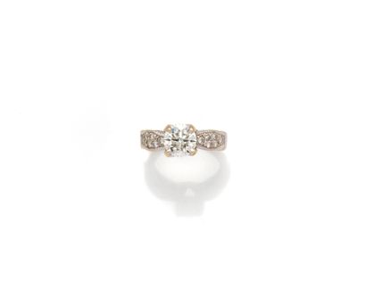 Bague en or gris 18K (750/1000) centrée d'un...