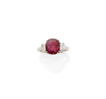 Bague en or gris 18K (750/1000) centrée d'un...
