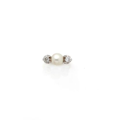Bague en or gris 18K (750/1000) centrée d'une...