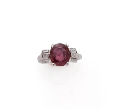 Bague en platine (850/1000) centrée d'un...
