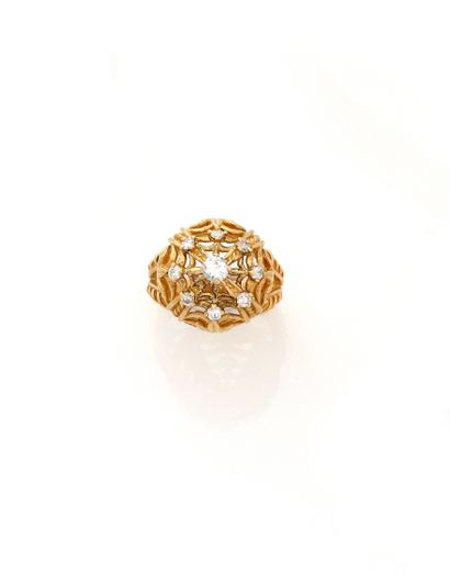 Bague en or jaune 18K (750/1000) présentant...