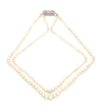 Collier composé d'un double rang de perles...