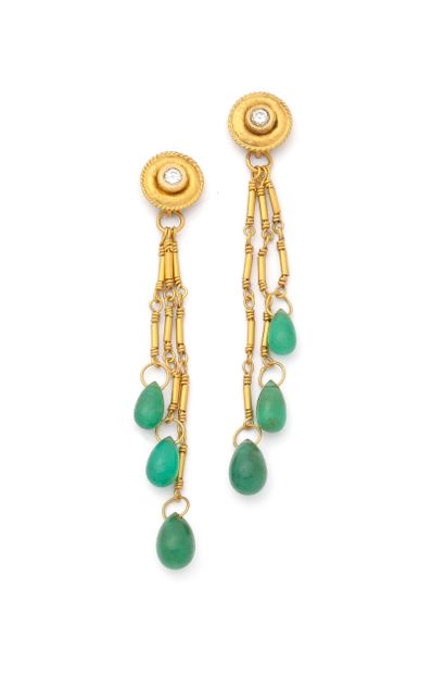 Paire de pendants d'oreilles en or jaune...