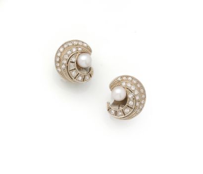 Paire de clip d'oreille en or gris 18K (750/1000)...
