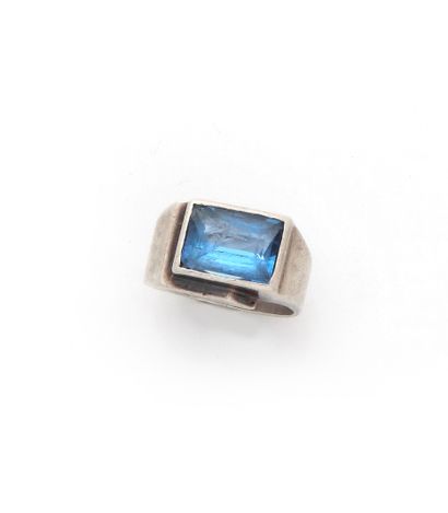 Bague Art Déco en argent (800/1000) centrée...