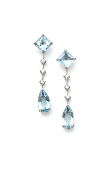 Paire de pendants d'oreilles en or gris 18K...
