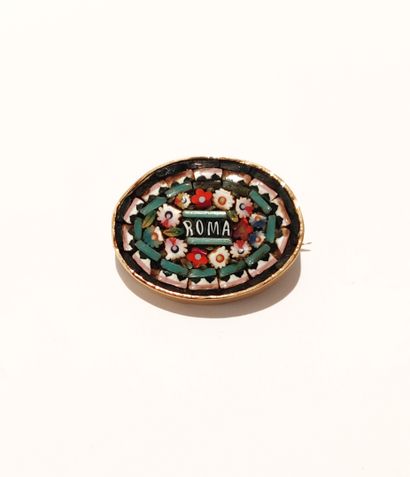 Broche en métal doré à décor en micro mosaïque,...