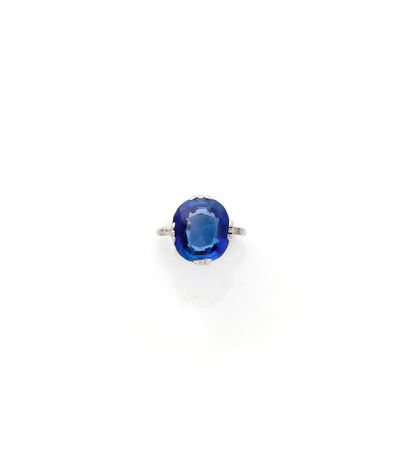 Bague en or gris 18K (750/1000) centrée d'un...