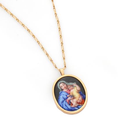 Pendentif ornée d'une plaque en émail (fêle)...