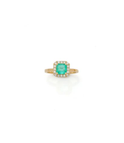 Bague en or jaune 18K (750/1000) centrée...