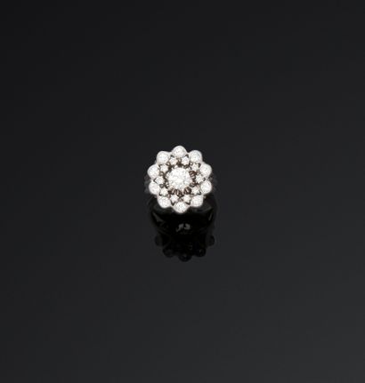 Bague marguerite en or gris 18K (750/1000)...