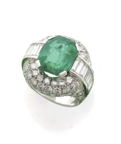 Importante bague en or gris 18K (750/1000)...