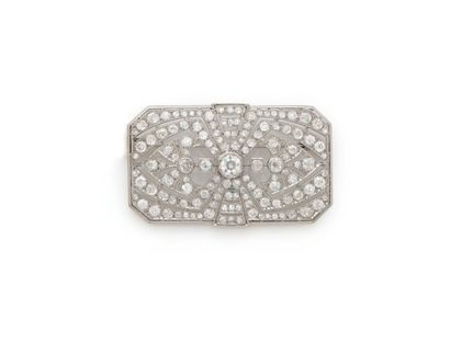 Broche plaque en platine (850/1000) centrée...