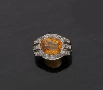 Importante bague en platine (850/1000) centrée...