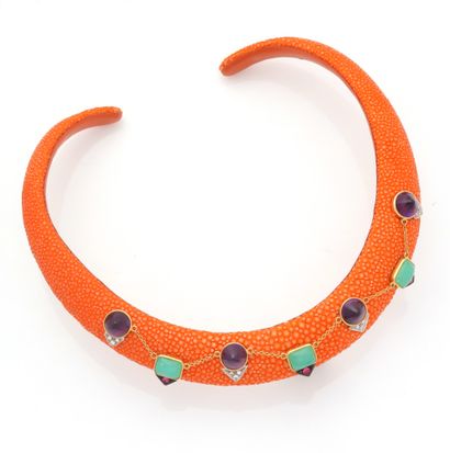 Collier torque en galuchat orange orné de...
