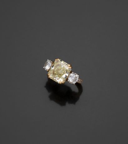 Bague en or deux tons 18K (750/1000) centrée...