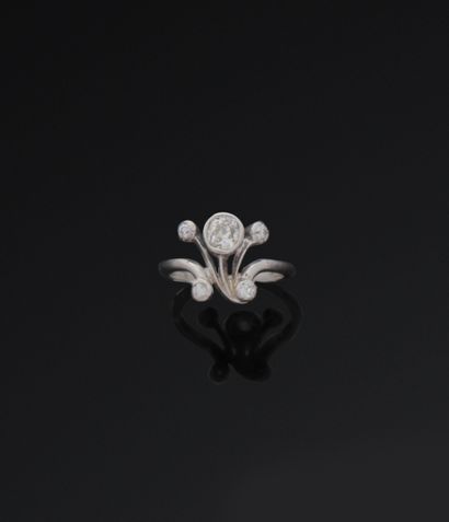 Bague en or gris 18K (750/1000) stylisant...
