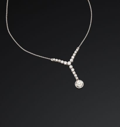Collier en platine (850/1000) composé d'une...