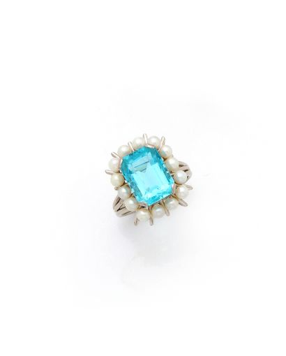Bague en or gris 18K (750/1000) centrée d'une...