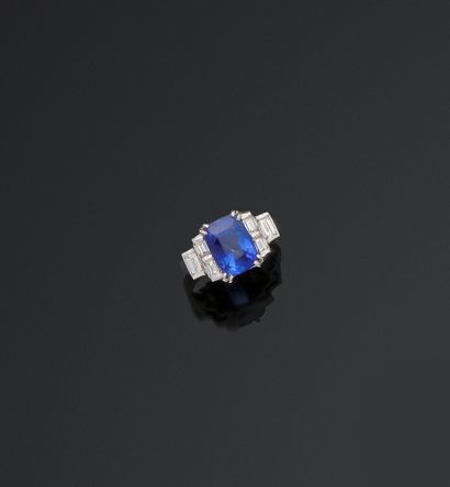 Bague or gris 18K (750/1000) ornée d'un saphir...