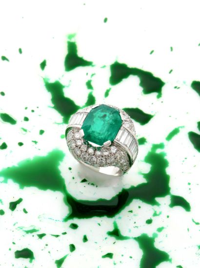 Importante bague en or gris 18K (750/1000)...