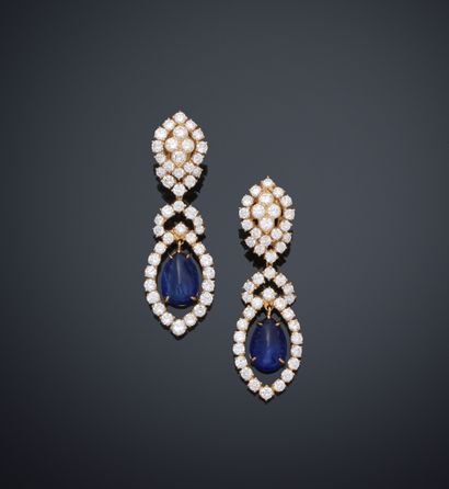 Grande paire de pendants d'oreilles en or...