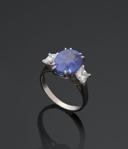 Bague en or gris 18K (750/1000) centré d'un...