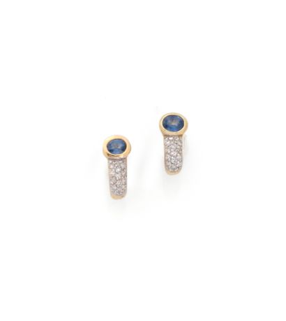 Paire de boucle d'oreilles en or deux tons...