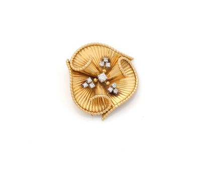Broche en or jaune 18K (750/1000) à motif...