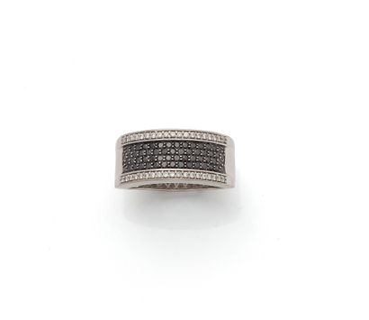 Bague bandeau en or gris 18K (750/1000) centrée...