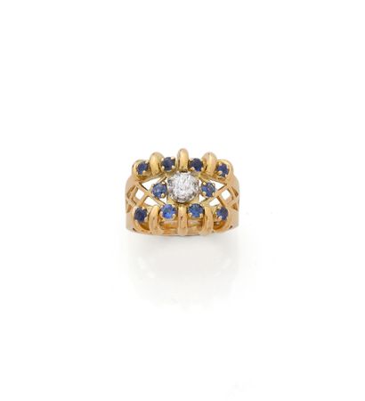 Bague en or deux tons 18K (750/1000) centrée...