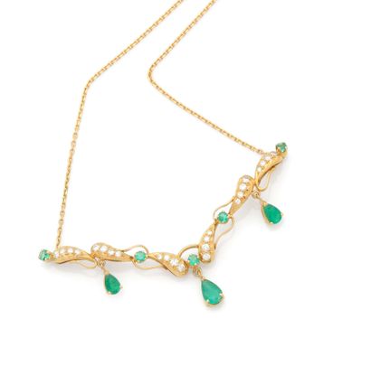Collier en or jaune 18K (750/1000) centré...