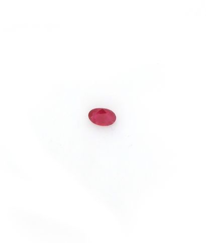 Rubis sur papier de forme oval pesant 1,34...