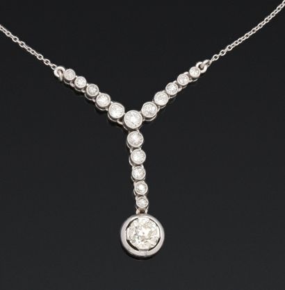 Collier en platine (850/1000) composé d'une...
