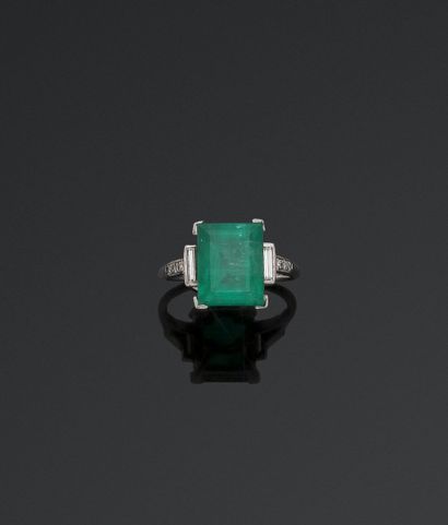 Bague en platine (850/1000) ornée d'une émeraude...