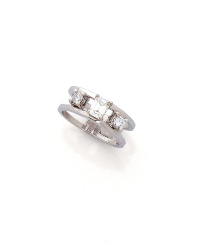 Bague bandeau en or gris 18K (750/1000) centrée...