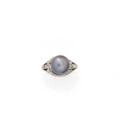 Bague en or gris 18K (750/1000) centrée d'une...