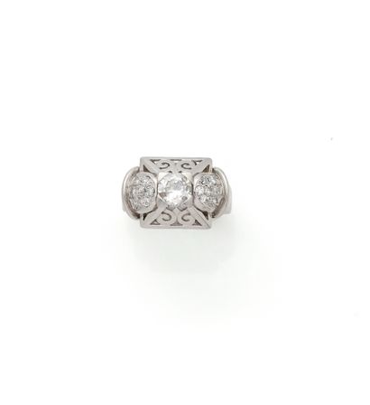 
Bague en platine (850/1000) centrée d'un...