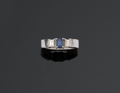 Bague d'homme en or gris 18K (750/1000) centrée...