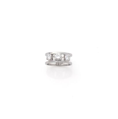 Bague bandeau en or gris 18K (750/1000) centrée...
