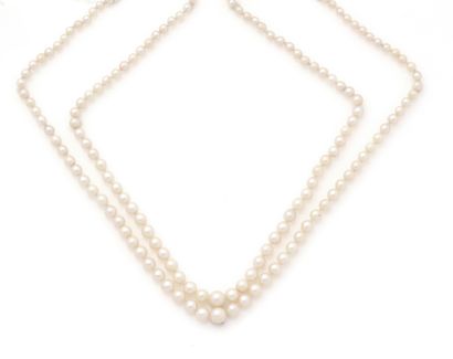 Collier à double rang de perles disposées...