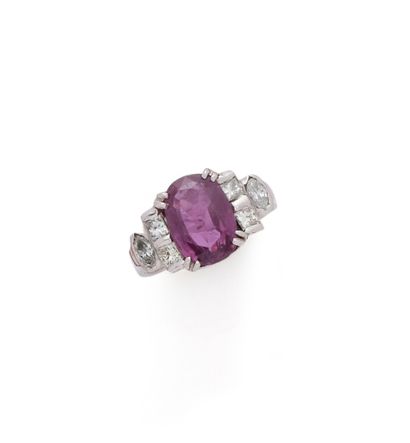 Bague or gris 18K (750/1000) ornée d'un saphir...