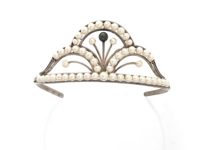 Diadème en argent (950/1000) orné de perles...