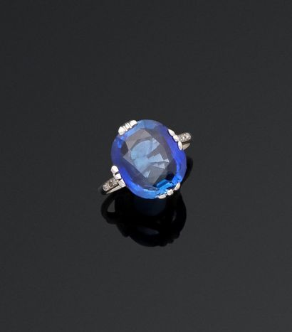 Bague en or gris 18K (750/1000) centrée d'un...