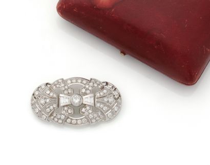 Broche plaque en platine (850/1000) de forme...